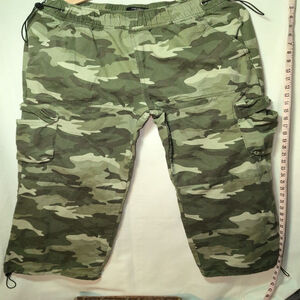 Forever 21 Camo 4 Pocket Cargo Ankle tie Pants, Green, Size Medium